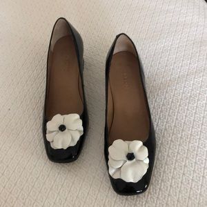 Patent leather pumps with flor embellishments